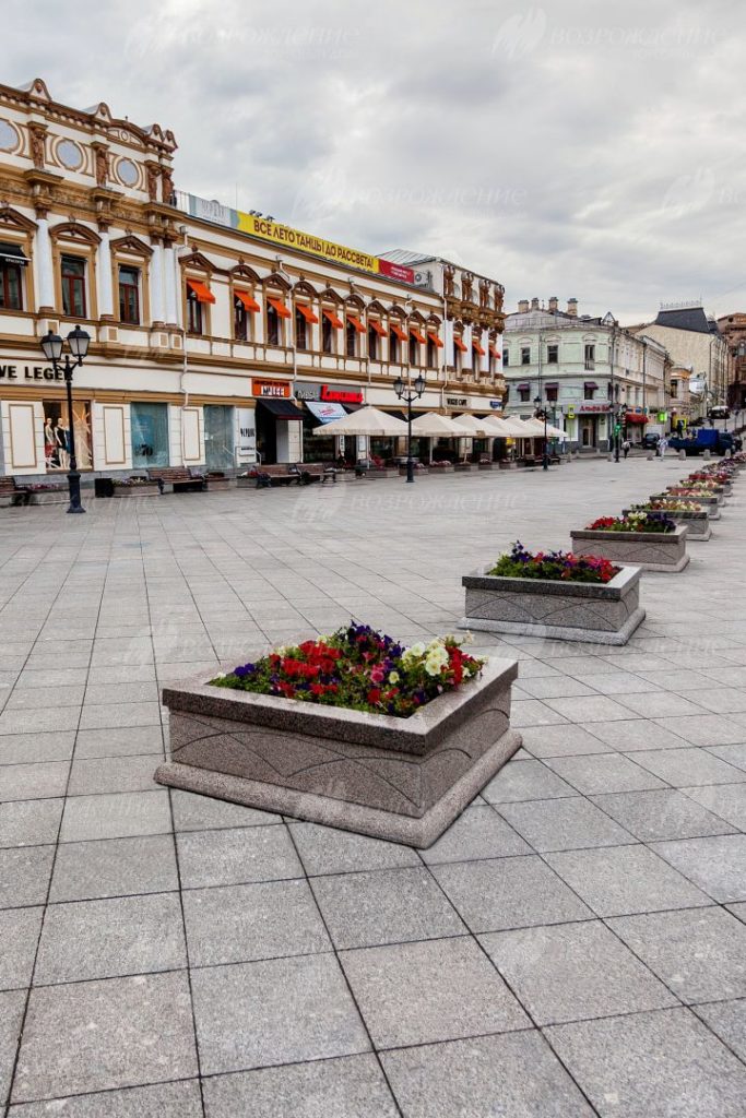 Кузнецкий мост - установлены фонари, цветочные клумбы, скамейки и урны.