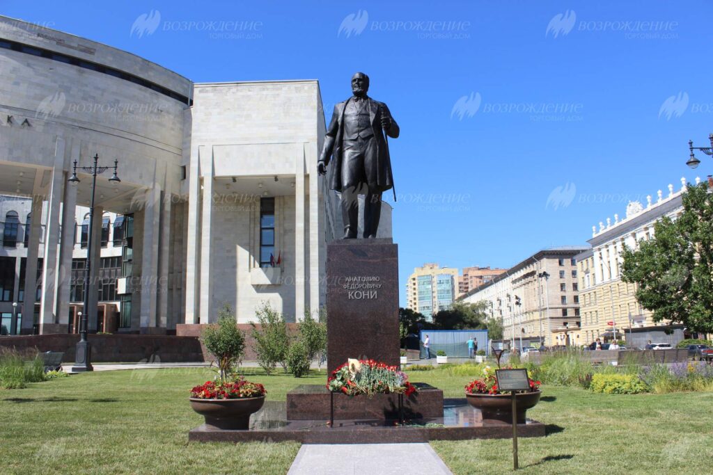 Памятник А.Ф. Кони в Петербурге