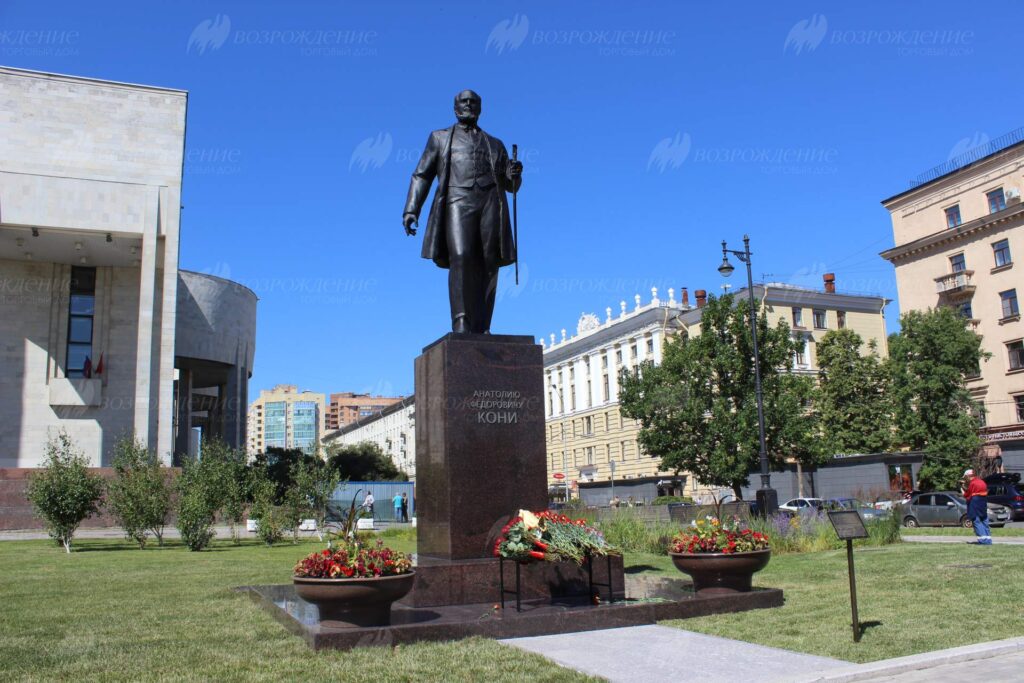Памятник А.Ф. Кони в Петербурге