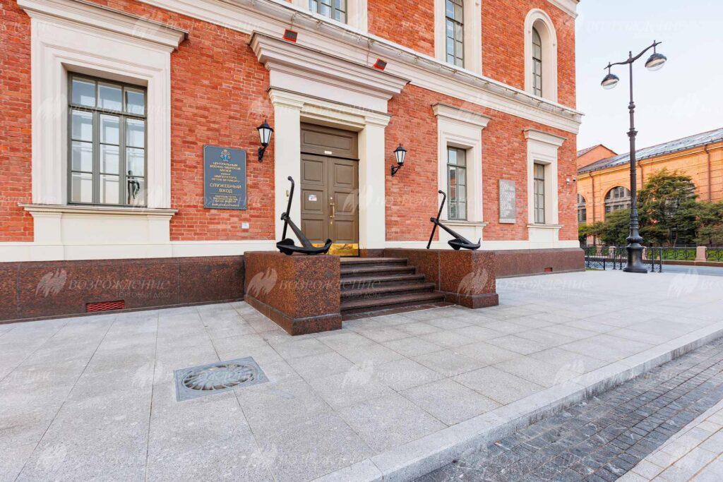 установлен памятник адмиралу Федору Ушакову